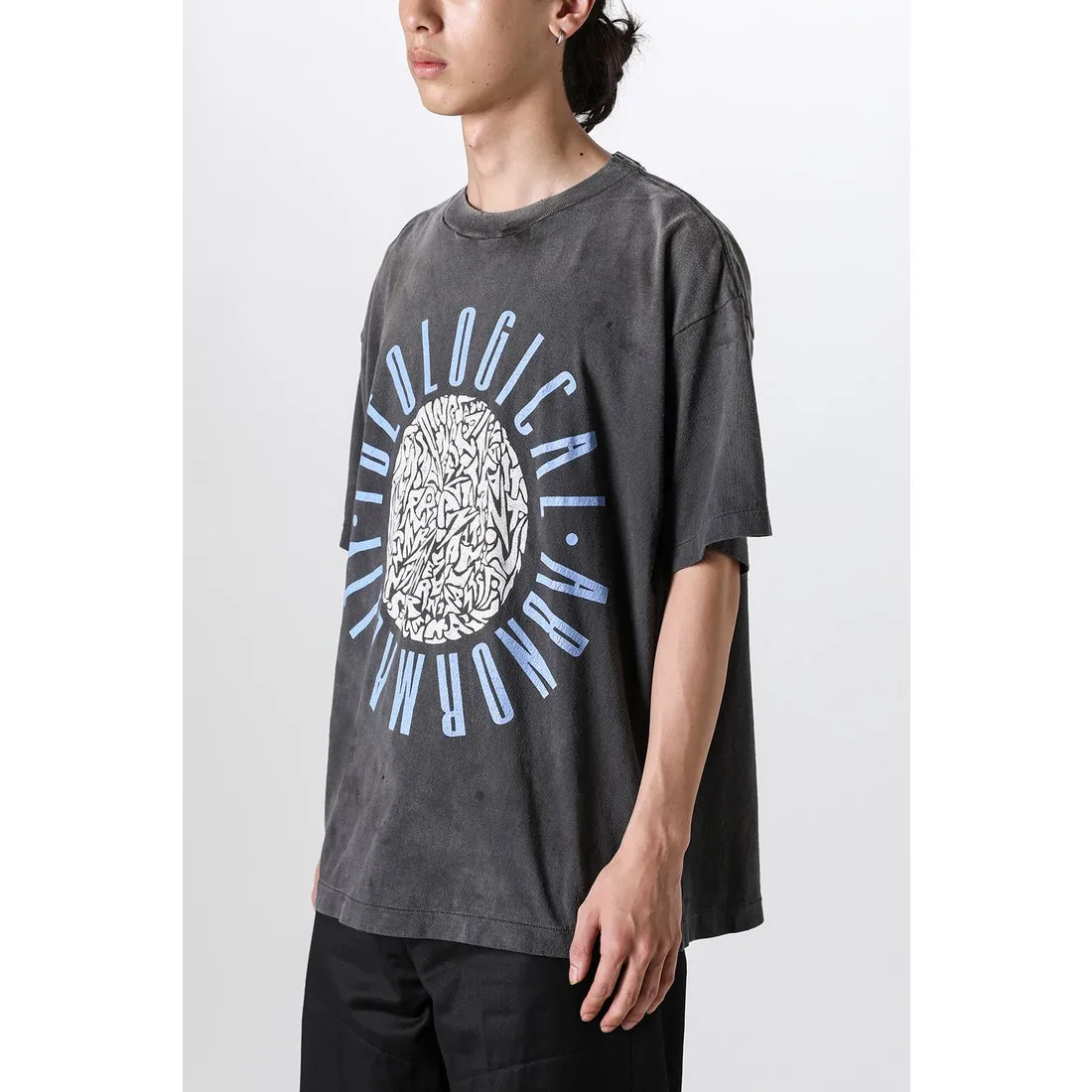 SAINT Mxxxxxx IDEOLOGICAL SS TEE/BLK Peace and anti-war crack pattern tee, washed black S-XL, look for the cylindrical fabric without side seams, the open width is almost meaningless Asut ready-made garments dyed, the whole piece is sprayed with horse-hair spray, and then sprayed again to fade, the collar and cuffs are frayed, many places are broken, oversized printing position, genuine level restoration, complete accessories, with little angel anti-counterfeiting label